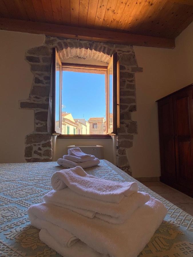 ホテル La Vecchia Torre ボーザ エクステリア 写真