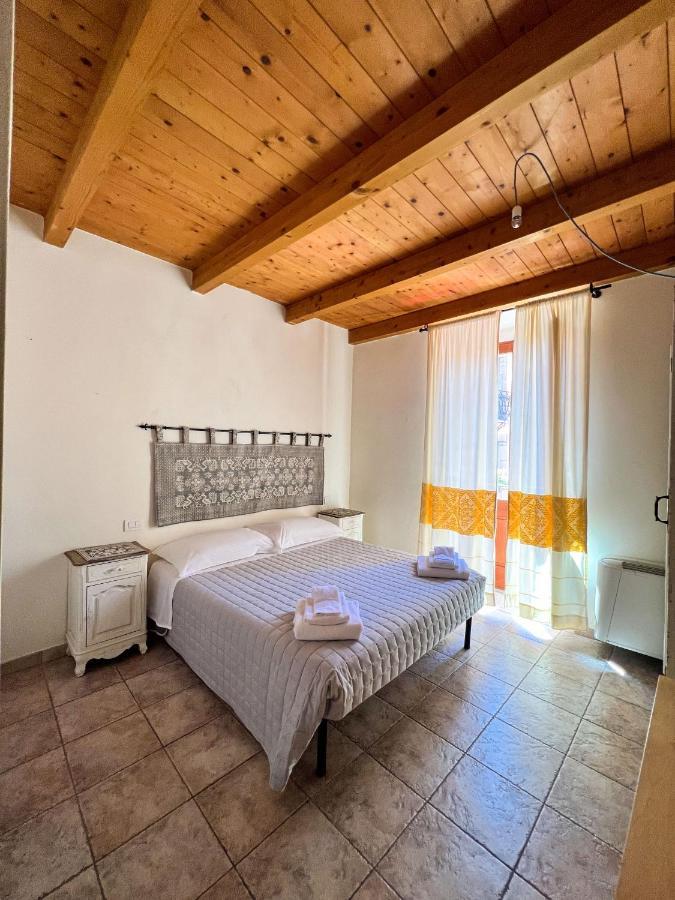 ホテル La Vecchia Torre ボーザ エクステリア 写真